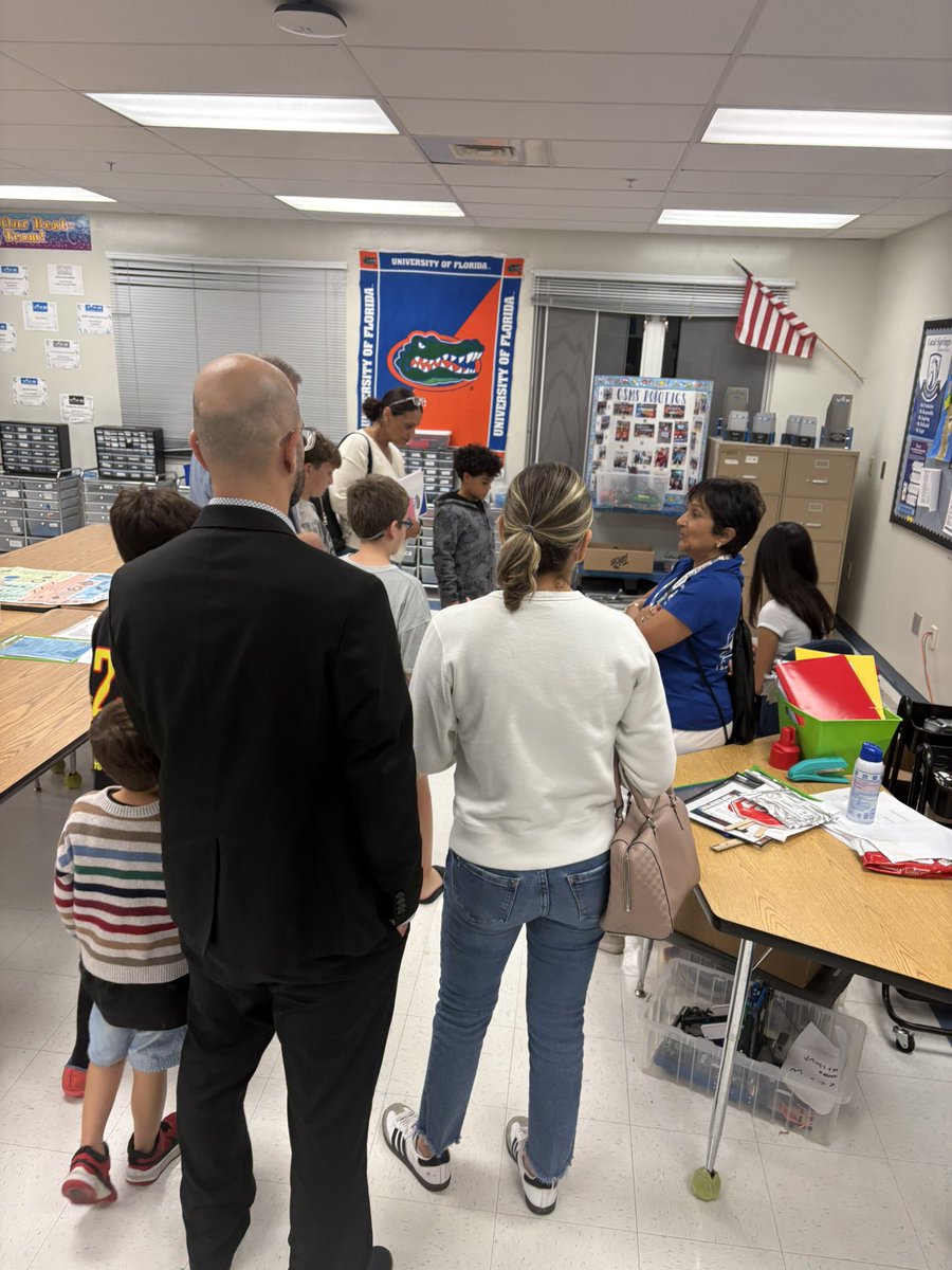 CSMiddleSchool's tweet image. 🌟 Cambridge Academy Showcase🌟
featuring food trucks, clubs, innovative programs, raffles, on-site registration, and our popular T-shirt photo station! LED by @BettyOpthof 💙🐎@BCPSNorthRegion @donna_mbaker @MsSlesinski 
📅Upcoming:
Dec 9 — @browardschools showcase