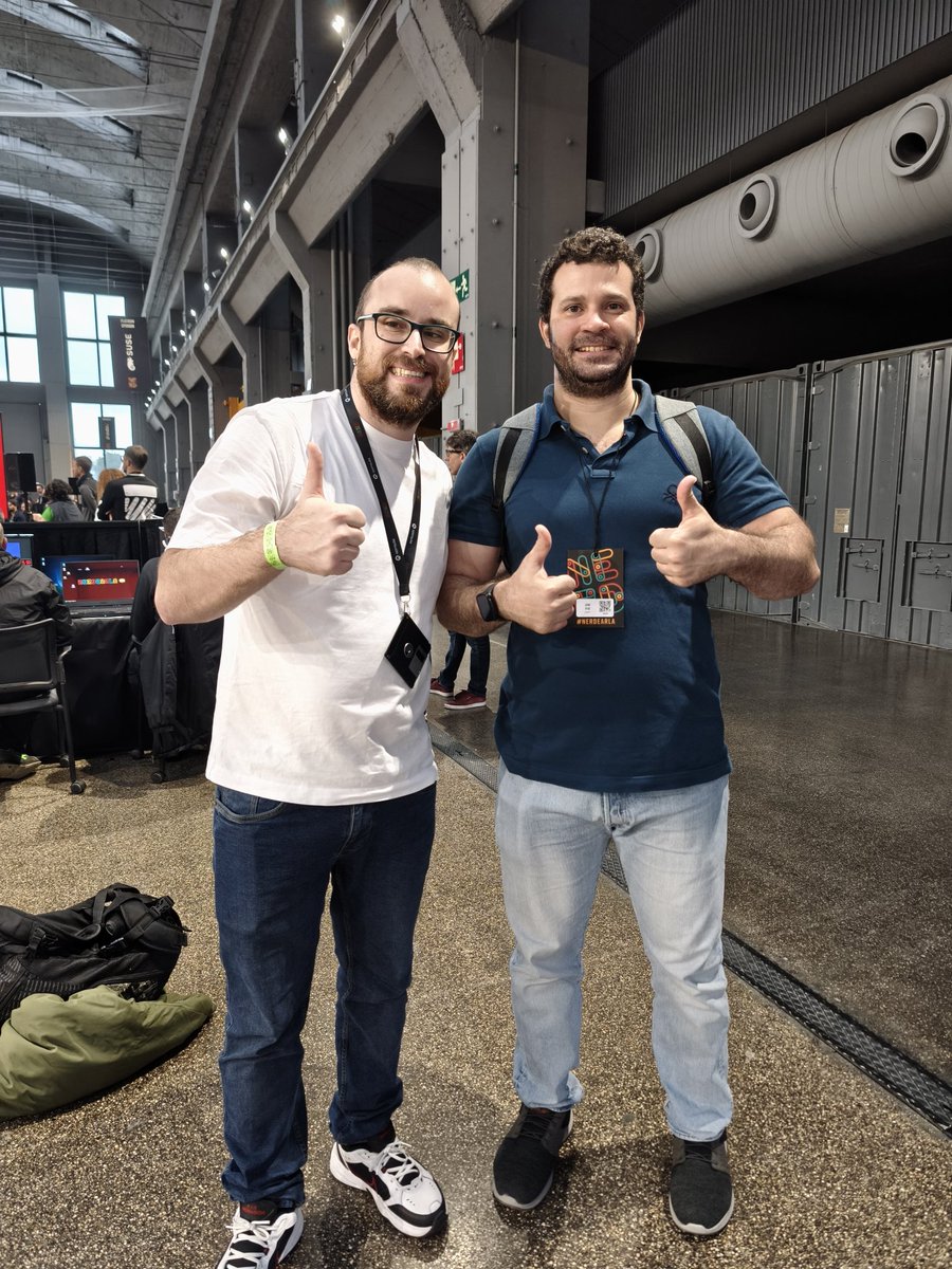 En <a href="/nerdearla/">#nerdearla</a> tras una demostración de arquitectura hexagonal, de la mano del gran <a href="/D_Espanadero/">Daniel Españadero</a> !!! #nerdearla2025