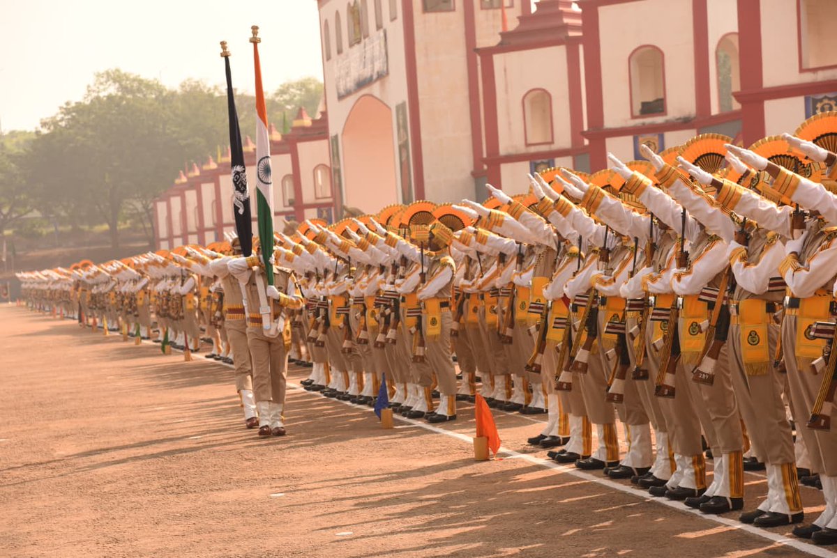 CISFTraining's tweet image. ✨ Passing Out Parade – 47th Batch, Constable/GD | CISF KRTC Mundali ✨
Dr. Shikhar Sahai, IG/NES-II, graced the Passing Out Parade as the Chief Guest, where 1128 Constables/GD successfully passed out after completing their rigorous training. 🇮🇳

#CISF #cisftraining @CISFHQrs