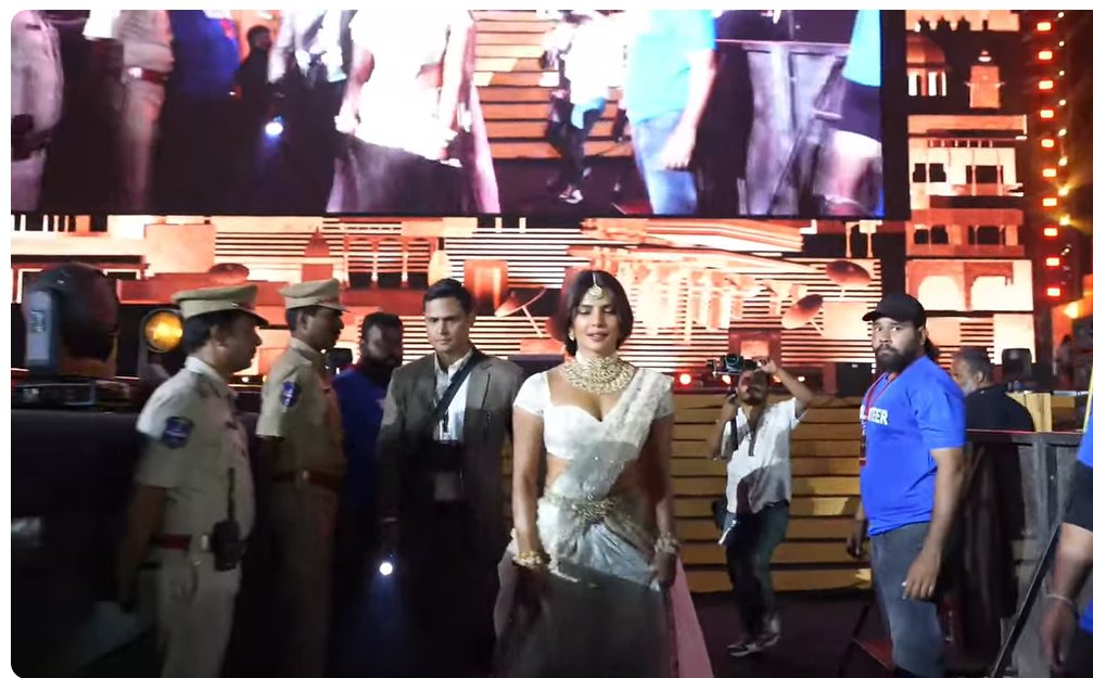 noScrubs96's tweet image. Hello??? She looks absolutely stunning 
#PriyankaChopra #GlobeTrotter