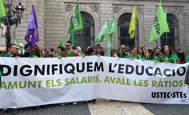 avinyals's tweet image. 30.000 persones al carrer denunciant l&apos;engany permanent de la conselleria d&apos;Educació! Volem + salaris, - ràtios i recuperar la democràcia als claustres i la #dignitatdocent! No a la imposició dels nous currículums i sí a la qualitat en l&apos;atenció educativa! #docentsenlluita