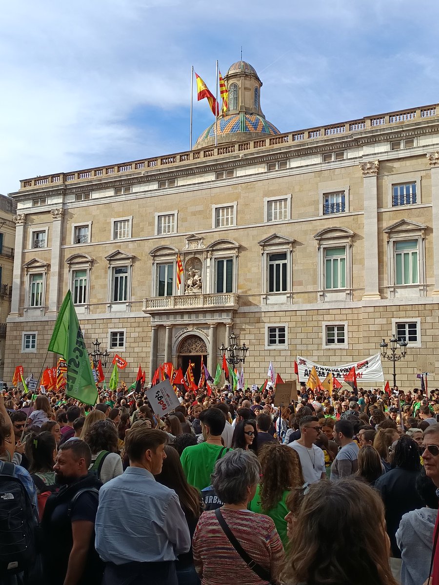 avinyals's tweet image. 30.000 persones al carrer denunciant l&apos;engany permanent de la conselleria d&apos;Educació! Volem + salaris, - ràtios i recuperar la democràcia als claustres i la #dignitatdocent! No a la imposició dels nous currículums i sí a la qualitat en l&apos;atenció educativa! #docentsenlluita