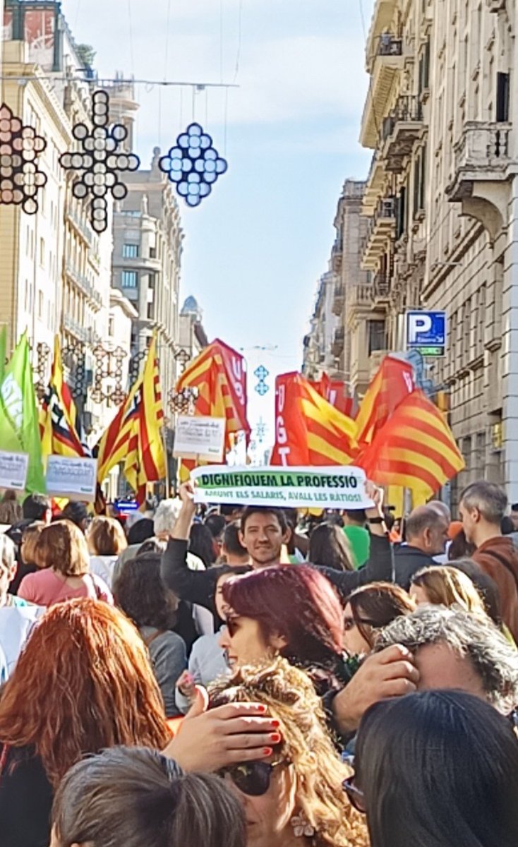 avinyals's tweet image. 30.000 persones al carrer denunciant l&apos;engany permanent de la conselleria d&apos;Educació! Volem + salaris, - ràtios i recuperar la democràcia als claustres i la #dignitatdocent! No a la imposició dels nous currículums i sí a la qualitat en l&apos;atenció educativa! #docentsenlluita