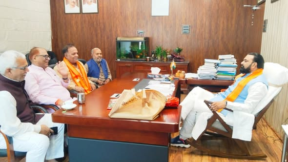 vinaybjpbihar's tweet image. पटना स्थित सरकारी आवास पर आज माननीय उपमुख्यमंत्री श्री @samrat4bjp जी से सौजन्य भेंट किया।
उन्होंने विधानसभा चुनाव में मिली विजय पर हार्दिक बधाई दी और भविष्य के लिए शुभकामनाएँ प्रदान की। उनका स्नेह निरंतर प्रेरणा देता है।
@BJP4India @narendramodi @AmitShah @JPNadda @BJP4Bihar