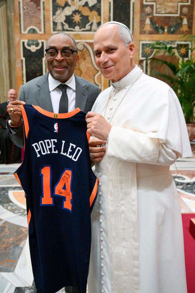 vaticannews_pt's tweet image. 🎬O #cinema é colocar a esperança em movimento!

O discurso do Santo Padre aos atores e diretores de cinema foi uma verdadeira ode à sétima arte.

📸Na foto, #PapaLeãoXIV com o diretor #SpikeLee

tinyurl.com/anref59v