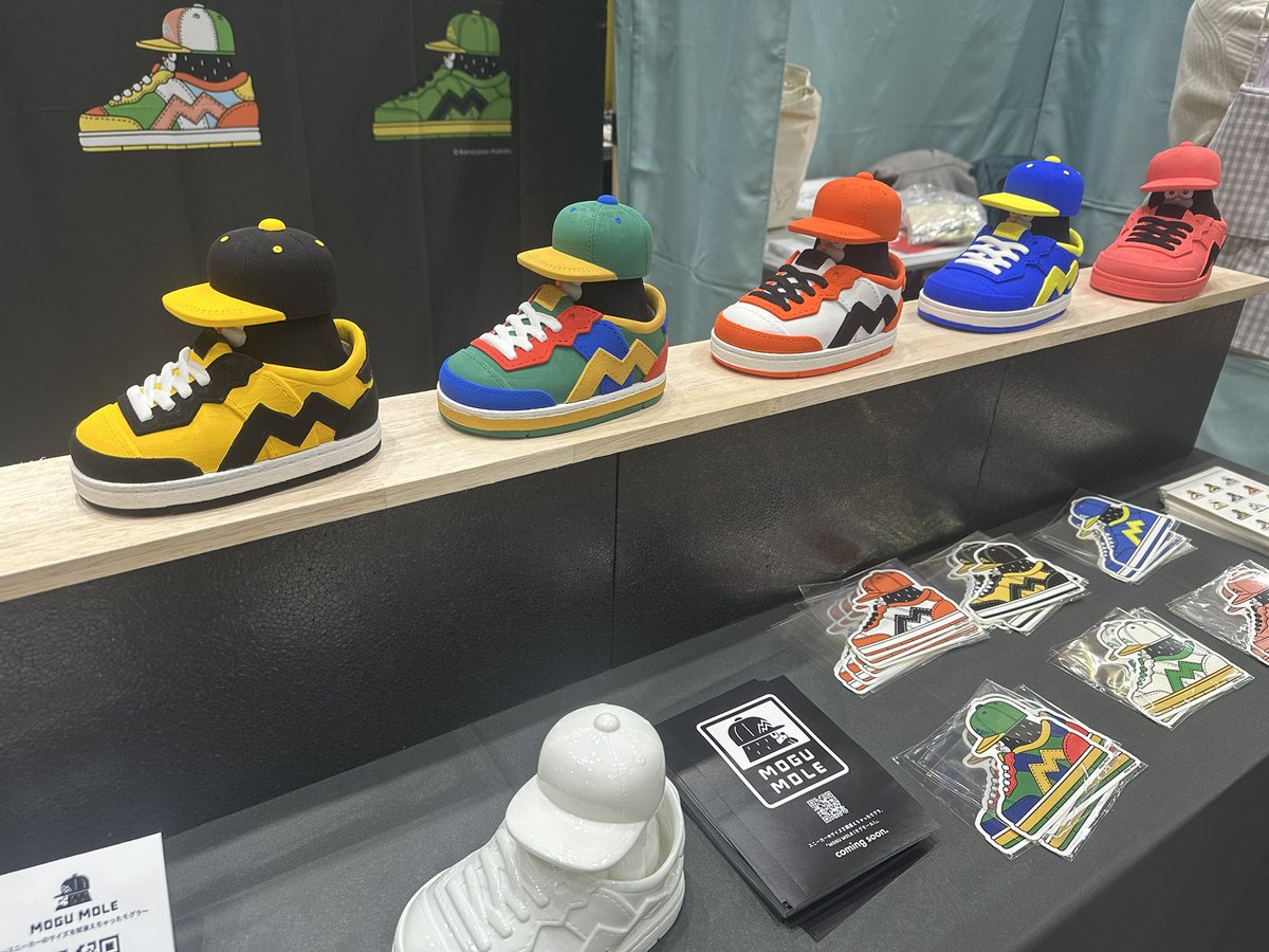 kinkinpy's tweet image. デザフェス狙ってたもの買えた
マンドラグラキはコダマとヘッドホンの子も買えばよかった...
とりあえず目が回るイベントだった
疲れたー...

#デザフェス
#マンドラグラキ
#あらいきりこ
#ピポサル