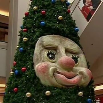 CraigBaird's tweet photo. Woody The Talking Tree has awakened from his slumber to usher in another Christmas season.
While he may seem slightly unsettling, all Woody asks for is Cinnabon sacrifices.
But where did he come from?
This is the story of Woody The Talking Tree.

While the main source states Woody debuted at the Mic Mac Mall in Dartmouth, NS in 1983, many remember seeing him earlier, just a different version.
Woody stood 17 metres tall and answered questions from people. He remained a fixture of the mall for a quarter century.

There was no Woody in 2007, as he was officially retired due to safety concerns and repairs needed to his frame. The mall stated Woody went to the North Pole to help Santa and the elves sustain the magical forest at the North Pole.

In 2021, Halifax developer Joe Ramia bought the mall, and one of the first things he did was bring back Woody.  On Nov. 18, 2021, Woody returned after an absence of a decade and a half. This time, he had received a facelift to make him, somewhat less terrifying.

Lee Rodgers, a local radio host, is the main voice for the tree.  Woody has become famous enough that he was featured on The Tonight Show Starring Jimmy Fallon on Nov. 23, 2021, as well as news outlets like CNN.

I hope you enjoyed that look at Woody The Talking Christmas Tree.

If you enjoy my Canadian history content, you can support my work with a donation at 👇
https://t.co/1bARpMfNGq
