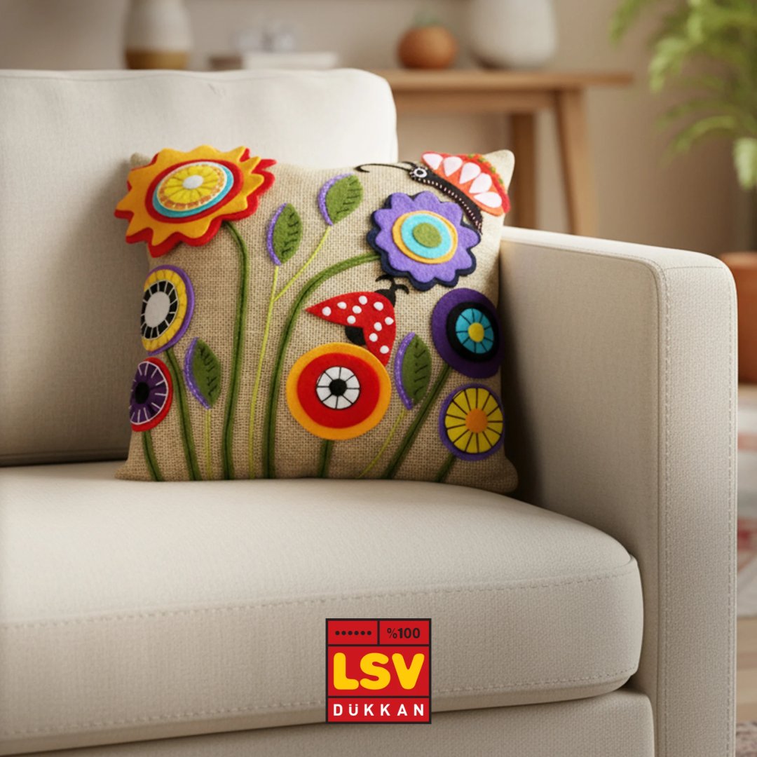 Keçe detaylarıyla sevgiyle işlenen el emeği dekoratif yastığımız, bulunduğu her ortama sıcaklık ve canlılık katıyor🌷

Gönülden verilen bu değerli armağan, öğretmeninizin emeğine duyduğunuz teşekkürün en zarif ifadesidir.
🛒 lsvdukkan.com