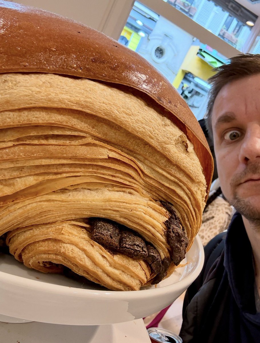 Auf dem Jakobsweg habe ich ja eine kleine (!) Schokocroissant-Sucht entwickelt. Jetzt habe ich das größte Pain au chocolat aller Zeiten entdeckt. Es ist größer als mein Kopf und kostet 37 Euro! Soll ich das kaufen???