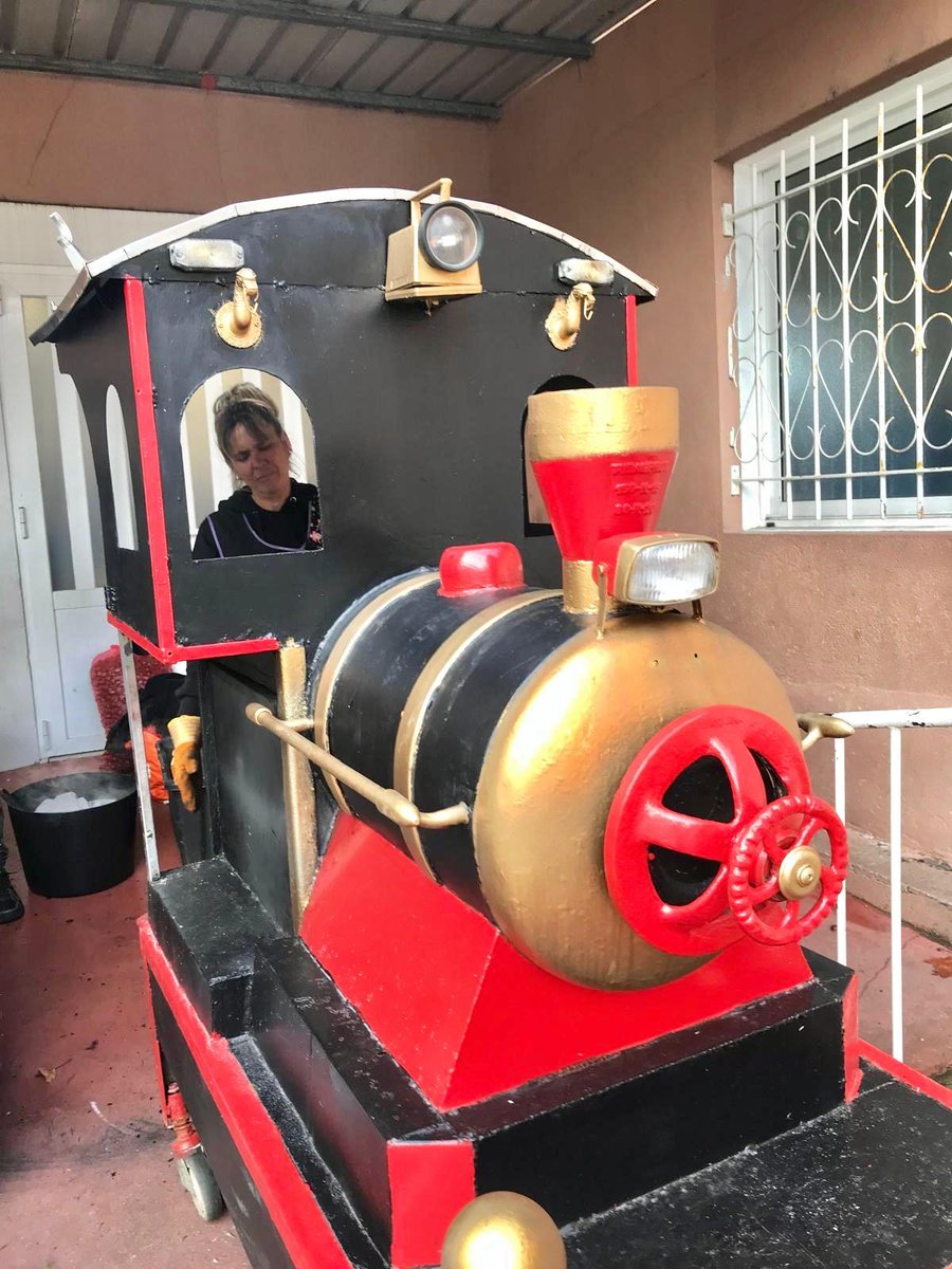 Onte pola tarde organizamos unha nova Festa do Magosto no colexio, reunindo a todo o alumnado de Educación Infantil e Primaria nun ambiente cheo de alegría, tradición e convivencia e coa colaboración da Castañeira Mariña. 🌰🌰🌰🌰