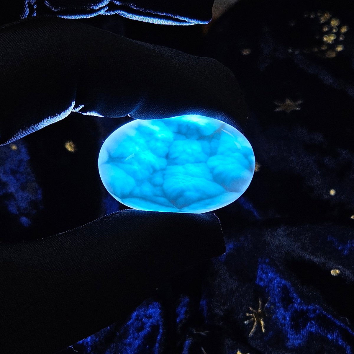 練習用手機拍拍看拉利瑪，但手機拍還是都會有點點太藍了，石頭本人更低調內斂一點，感覺更有內涵
這顆真的超漂亮我超喜歡，最喜歡透光來看！