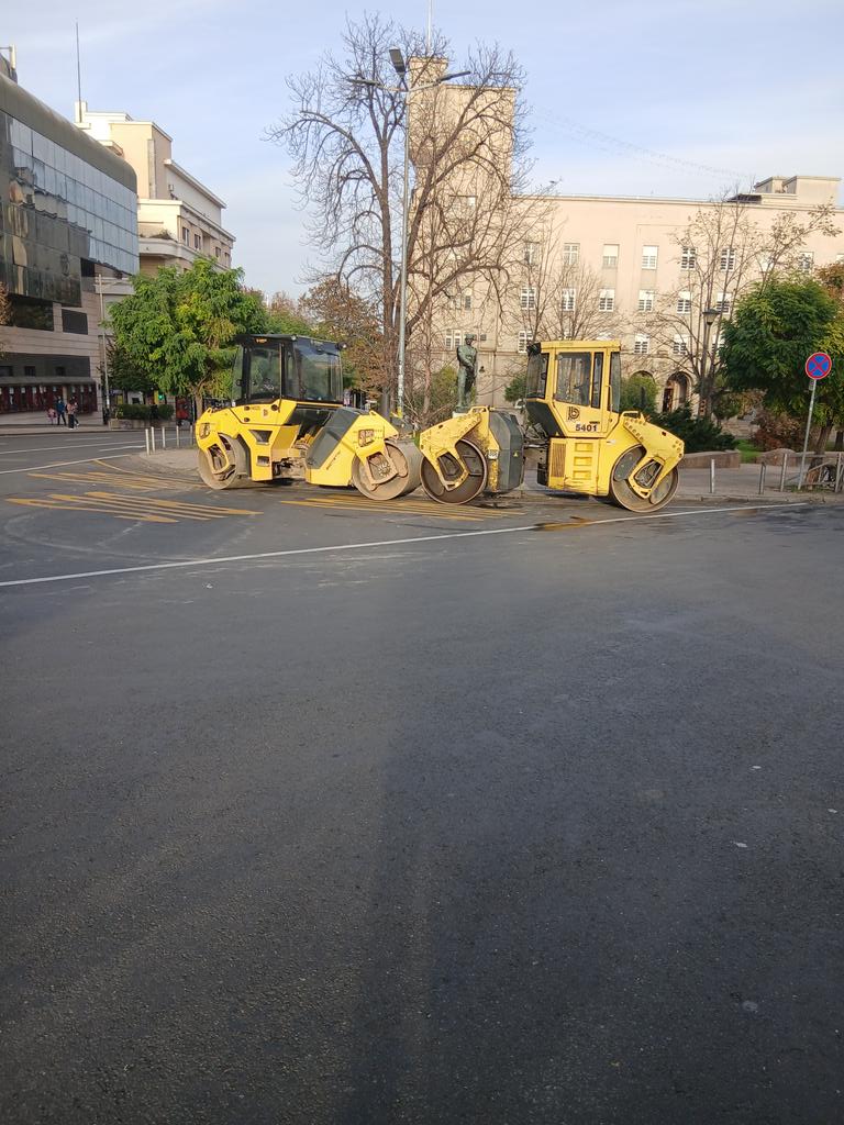 Trg, upravo.
Hulja, Gangula i ostali Ćazzi zatvaraju okretnicu buseva( već sam najavio ovde..) da bi srušili Staklenac da bi izgradili Operu.
Zajebavam se, naravno.
Napraviće neko Ruglo od Naših para, kao i uvek.
Drugari.
Mora Revolucija!!!
Prava.
Vile i Baklje u Ruke..!!!
SVI!!