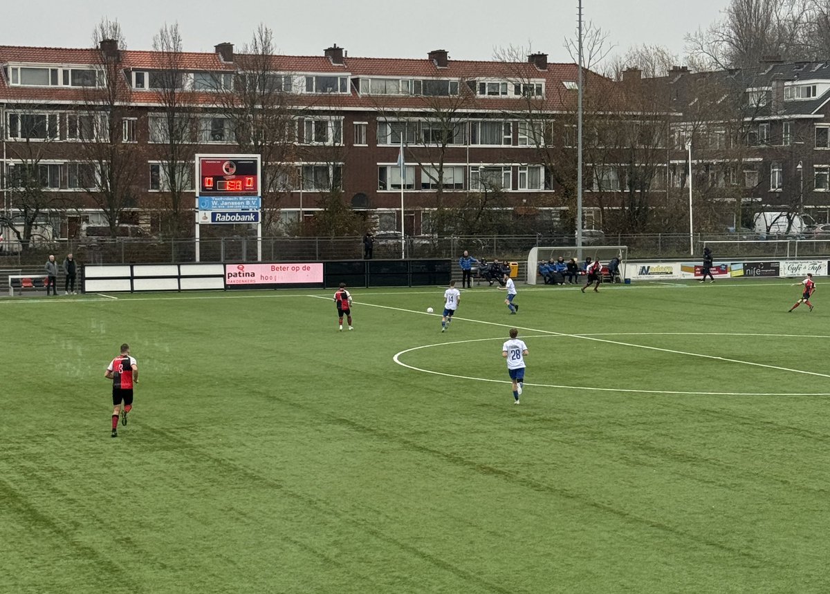 De wedstrijd tegen <a href="/svDWO/">s.v. DWO</a> is begonnen