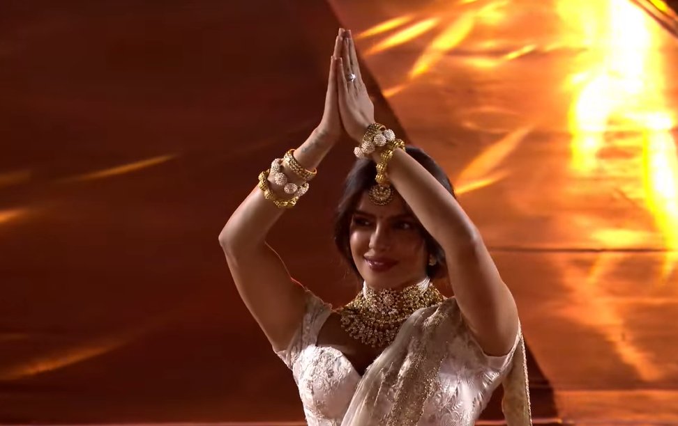 flowofstream's tweet image. OH MOTHER 

#PriyankaChopra #Varanasi #GlobeTrotter