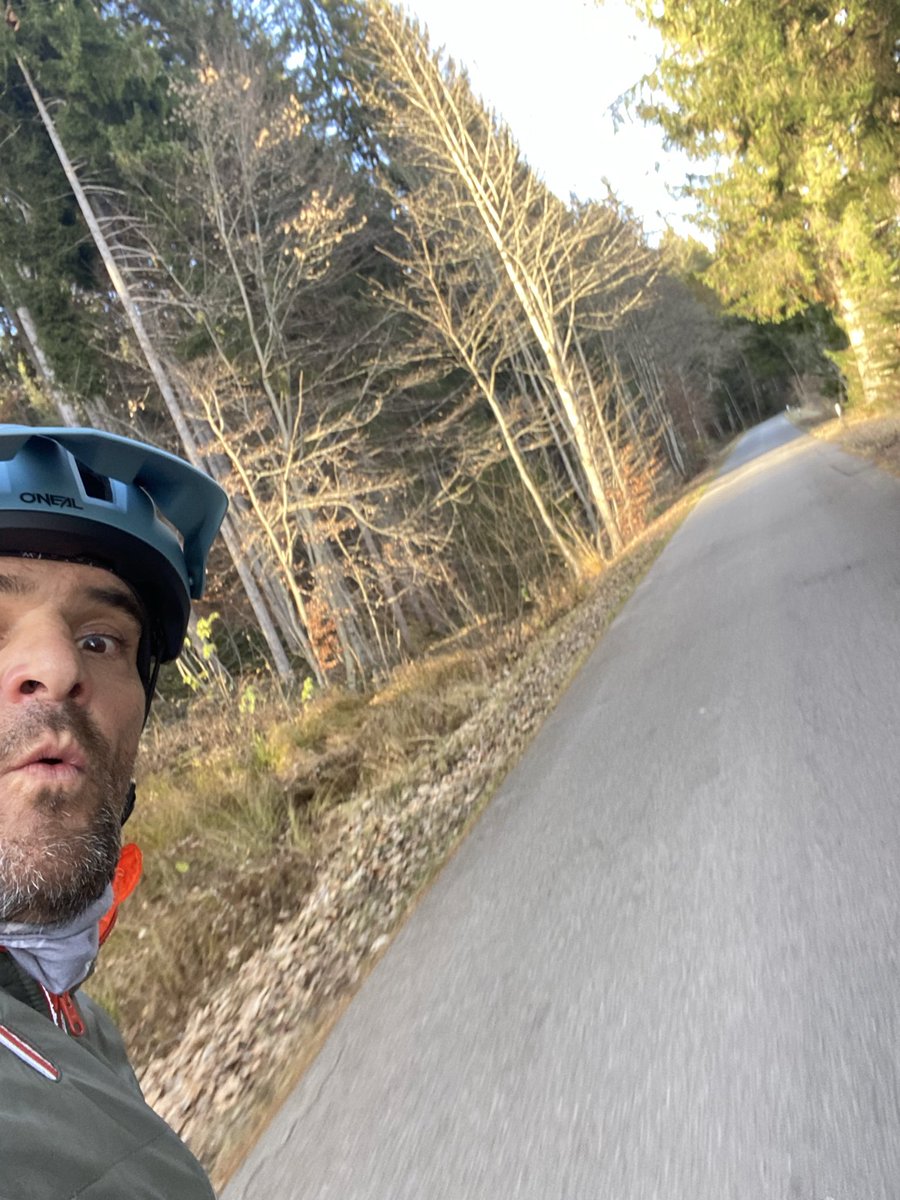 thomedi1860's tweet photo. Von Garmisch bis Füssen,Südblick Alpenvorland #novemberride 🚴🏻🍁 https://t.co/AheyKa6lR7