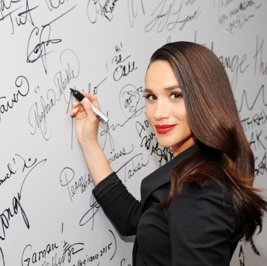 sussexdailyuk's tweet photo. On #ILovetoWriteDay let's have a #Flashback to 17th March 2016 when #Meghan appeared on "AOL Build" to discuss her role on #Suits
#MeghanMarkle
#MeghanSussex
#PrincessMeghan
#HRHDuchessofSussex https://t.co/dVJ9ux6FOM