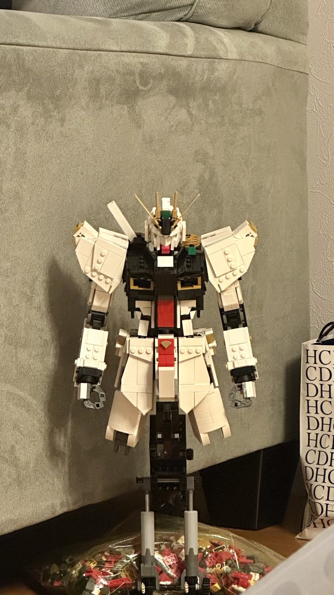 色揃えた
脚が付いてない方がカッコよく見えるという違和感があるので、脚を改修するかもしれない