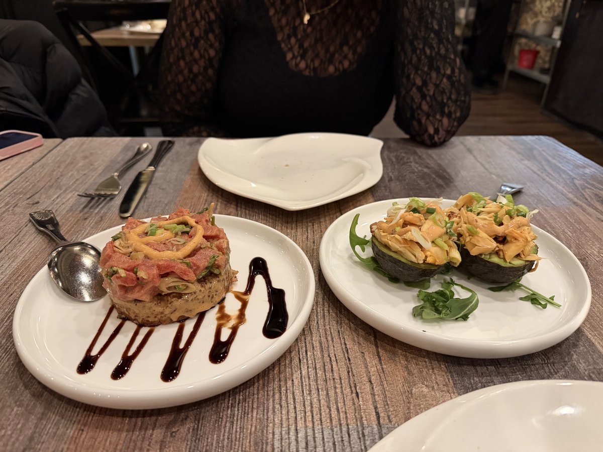 StrangestDesign's tweet image. First BMFS show thoughts: 
There’s probably not a tighter touring act on the road today.  Barely had the phone out at all, which says a lot.

Love his pedal effects turning acoustic into electric - and the dark, Tool/Phish jam at end of S2. 

Going back for round 2 tonight! 🚀