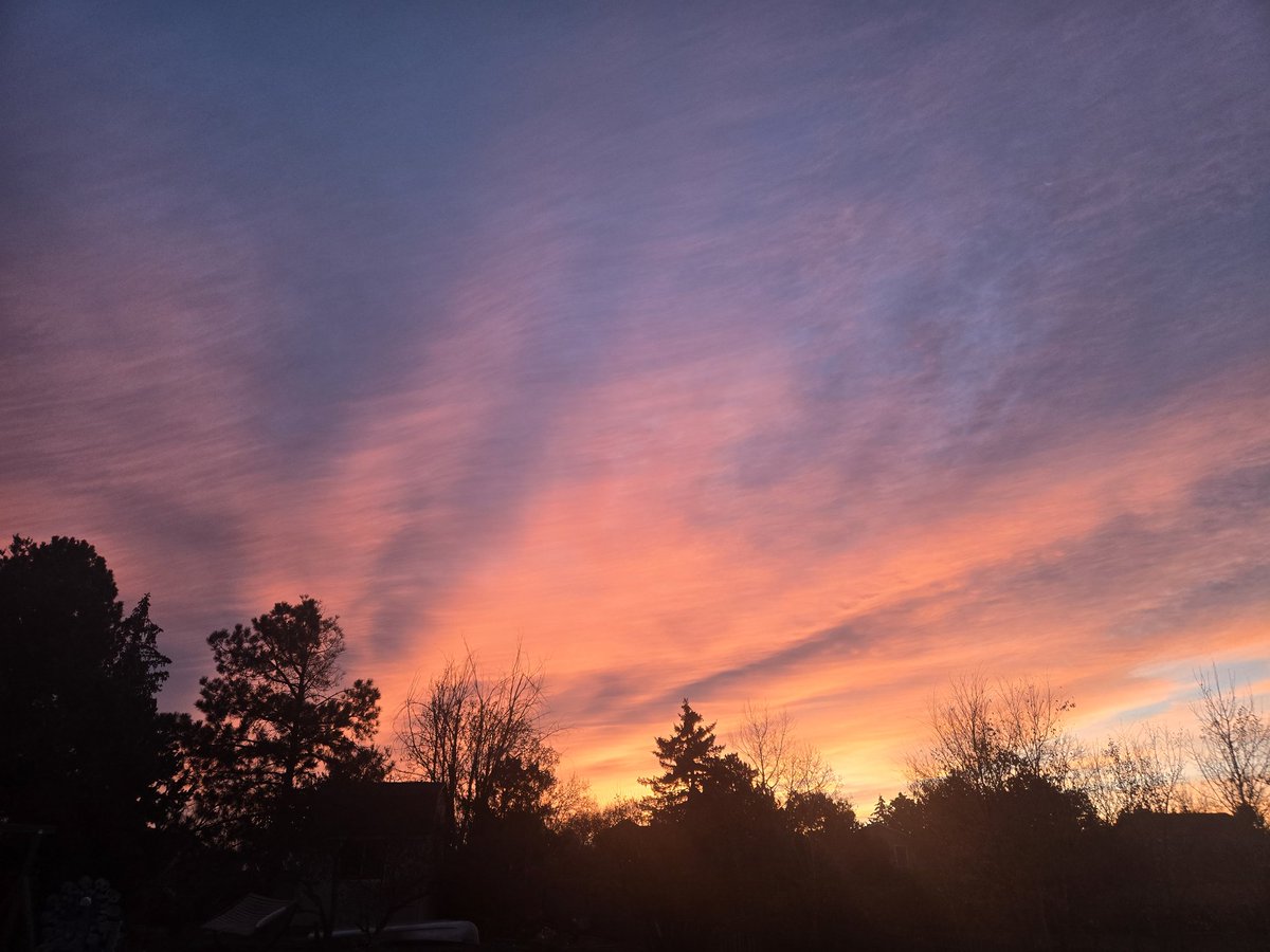 spacecookiemom's tweet image. Happy Saturday #ColoradoSprings! 
Beautiful sunrise. #cowx 
Busy mom taxi day ahead of me. Recording some college football games to watch later. 
Have a great day!