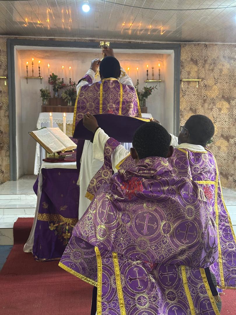 FrOkerulu's tweet image. Pictures from the Day 2 of our Forty Hours Devotion 2025!

0 JESUS ! Thou hast given us in the Holy Eucharist Thy body and blood to be our spiritual nourishment, through which we may have life everlasting.

Keep me in Thy love and Thy grace. I will not be lured away from Thee by…