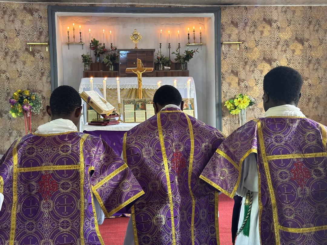 FrOkerulu's tweet image. Pictures from the Day 2 of our Forty Hours Devotion 2025!

0 JESUS ! Thou hast given us in the Holy Eucharist Thy body and blood to be our spiritual nourishment, through which we may have life everlasting.

Keep me in Thy love and Thy grace. I will not be lured away from Thee by…