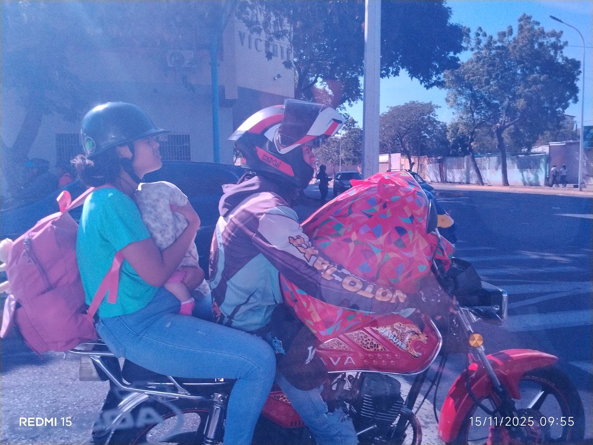 Una imagen que refleja, el alto nivel de irresponsabilidad del motorizado y la mirada complaciente de los organismos de seguridad. Semáforo 🚦 Av Josefa Camejo y Av Manaure.
<a href="/POLIFALCON/">Policía de  Falcón</a> 
<a href="/Luisegarciaa15/">POLIMIRANDA-FALCON</a> 
<a href="/policia/">Policía Nacional</a>
