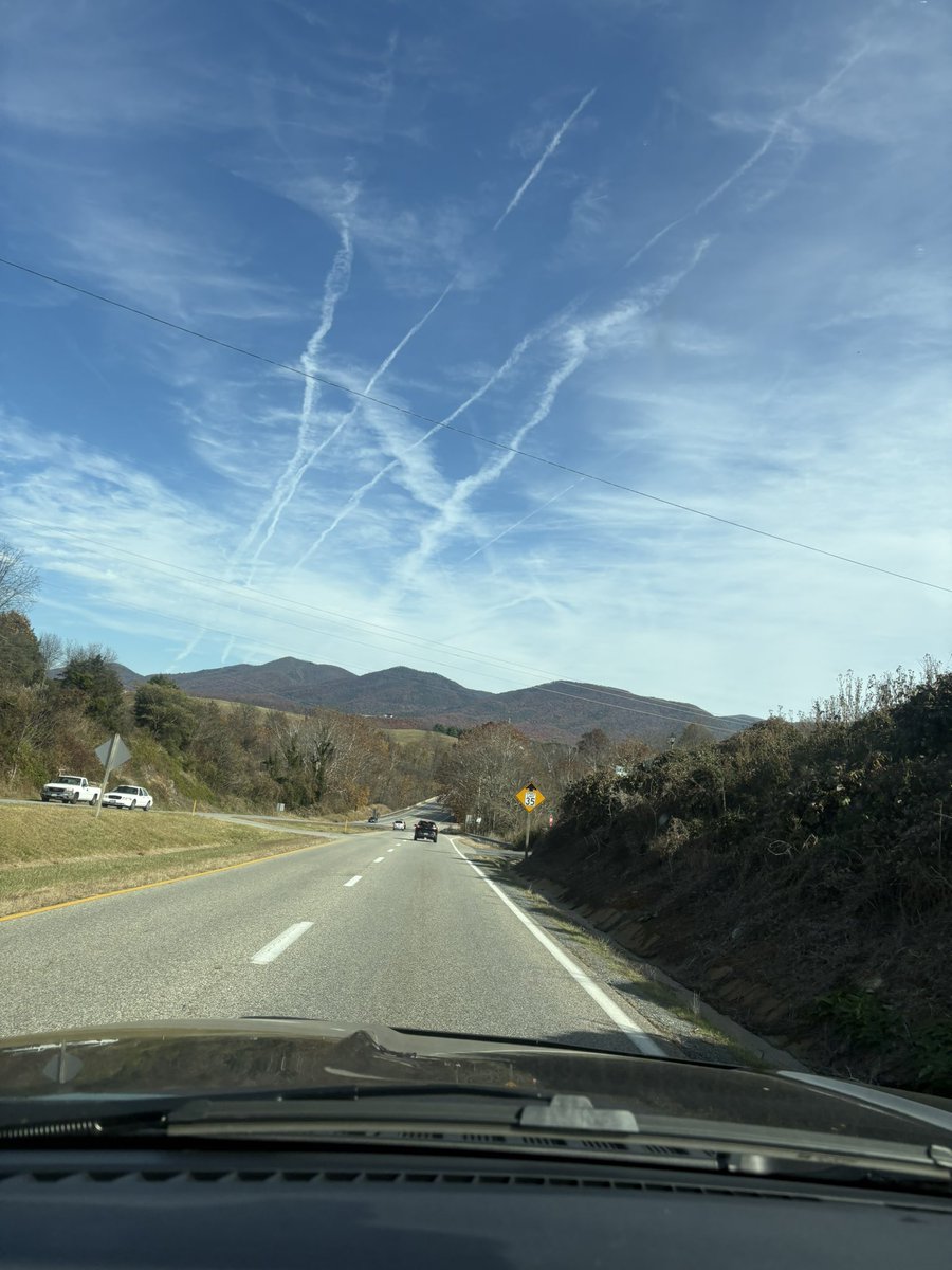 Luvie0033's tweet image. #chemtrails #GeoEngineering 
Here in central Virginia. They’re fn killing us