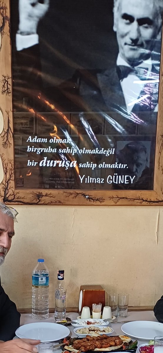 Haydi abbas, vakit tamam;
Akşam diyordun işte oldu akşam.
Kur bakalım çilingir soframızı;
Dinsin artık bu kalp ağrısı.

Cahit Sıtkı Tarancı 

İyi akşamlar şiirle...💙🕊