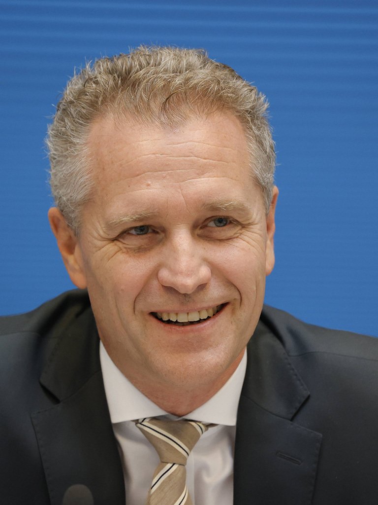 Er hatte bereits mehr als 22 Hausdurchsuchungen. Weil irgendwelche Finanzströme in niedriger fünfstelliger Höhe unklar waren. Ursula von der Leyen hatte keine.