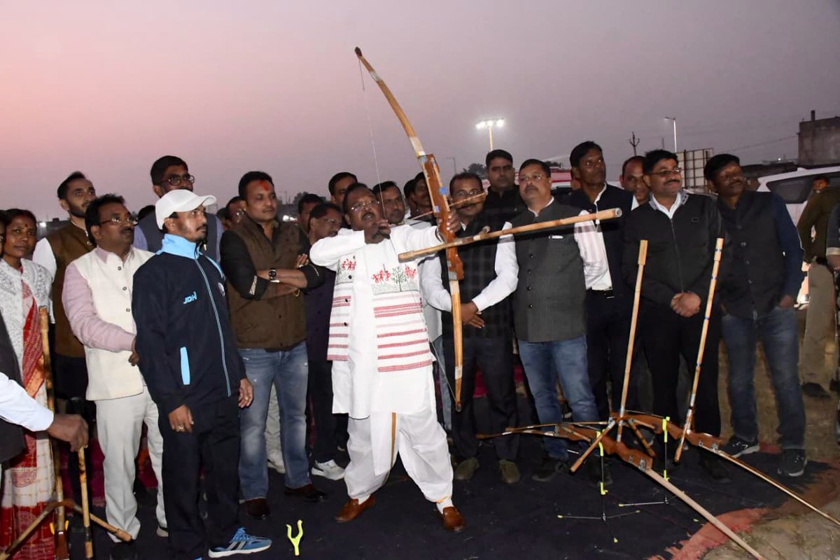 BalrampurDist's tweet image. हाई स्कूल मैदान में आयोजित तीरंदाजी कार्यक्रम में कृषि मंत्री श्री @ramvicharnetam शामिल हुए। उन्होंने छात्रों के प्रदर्शन की सराहना की, स्वयं तीरंदाजी की और कहा कि यह पारंपरिक खेल एकाग्रता व आत्मविश्वास बढ़ाता है।
#Archery #TraditionalSports #SkillDevelopment