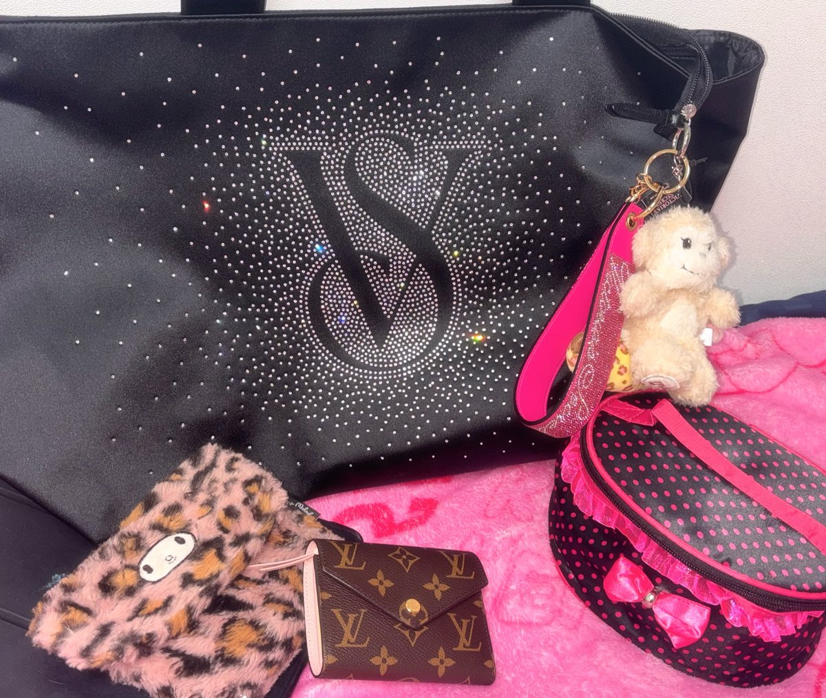 palgulee's tweet image. 빅시에서 잘산템 1위 : 요 가방
나같은 보부상이 매우 만족하는 사이즈 !! 반짝거려서 이쁘다