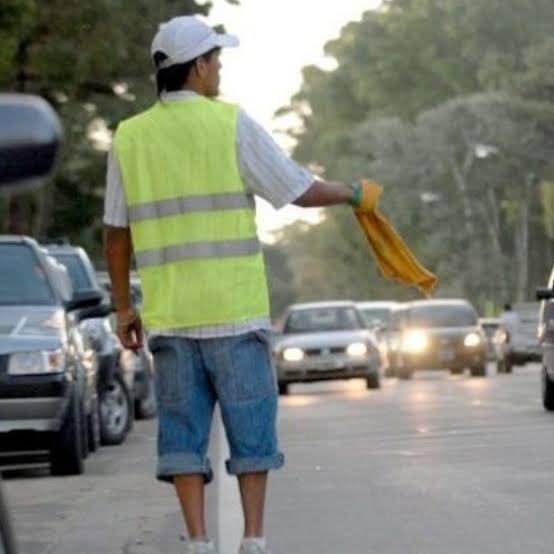 ¿Se dieron cuenta que hay una generación entera que no sabe hacer otra cosa que ser trapito, limpia vidrios o pedir en las calles?

Ayer mientras corríamos a los trapitos junto a control urbano para que no molesten ni pongan tarifa a los ciudadanos, escuchaba una y otra vez el