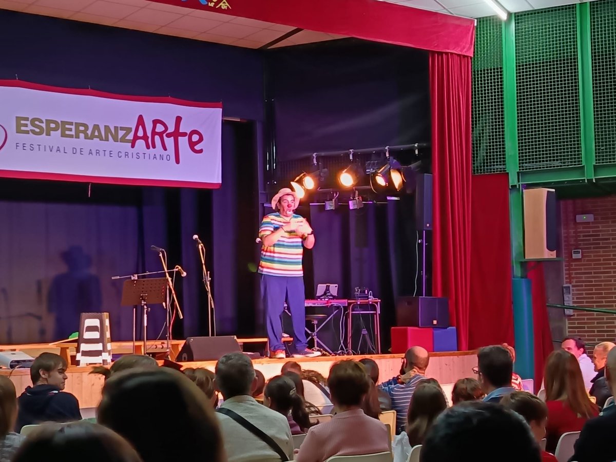 Increíble lo vivido ayer en el <a href="/colcristorey/">Col. Cristo Rey</a> con esperanzARTE. 

Gracias a todos por compartir escenario y vuestro arte conmigo.

Y GRACIAS a tod@s con los que ayer compartimos risas y oración.

¡Qué la fuerza del humor nos acompañe!

#payasokikote
#esperanzarte #colegiocristorey