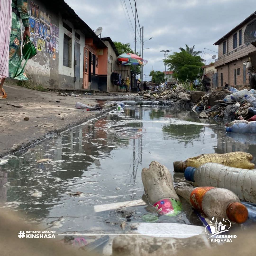 Assainir_Kin's tweet photo. L’insalubrité à Kinshasa a atteint un niveau “alarmant et catastrophique”, comme l’a rappelé le Président Félix Tshisekedi.

À la suite des travaux tenus du 28 au 30, plusieurs solutions fortes ont été dégagées au Forum Économique sur l’assainissement durable de Kinshasa. 

Les détails seront partagés dans la semaine. 

#AssainirKinshasa #FEAD2025 #VilleDurable #KinshasaVerte #KinEzoBonga