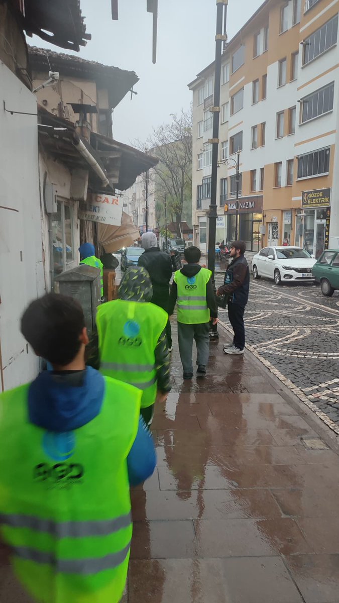 Tokatagd's tweet image. AGD Tokat Ortaokul öğrencilerimiz, Gürcistan’da düşen uçakta şehit olan kahraman Mehmetçiklerimiz için helva dağıtarak anlamlı bir vefa örneği sergiledi. 🇹🇷