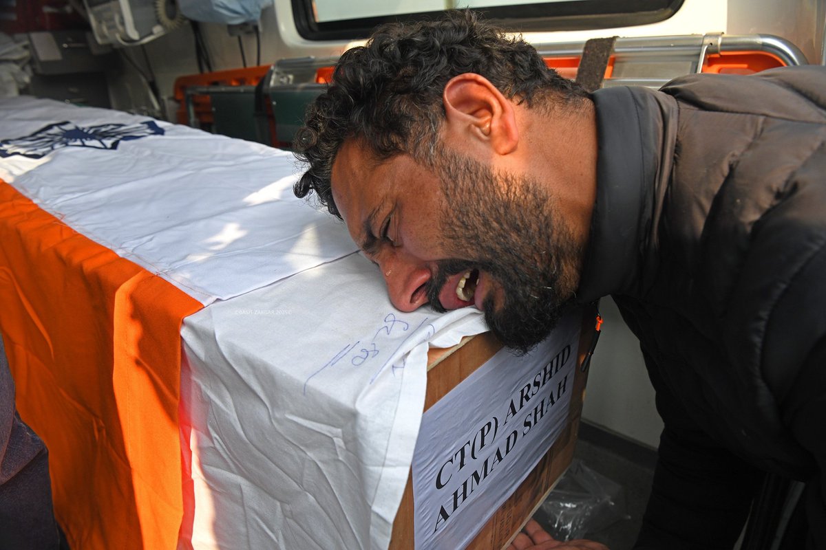 basiitzargar's tweet image. Wreath laying ceremony for the deceased victims of an explosion inside a police station, in Srinagar