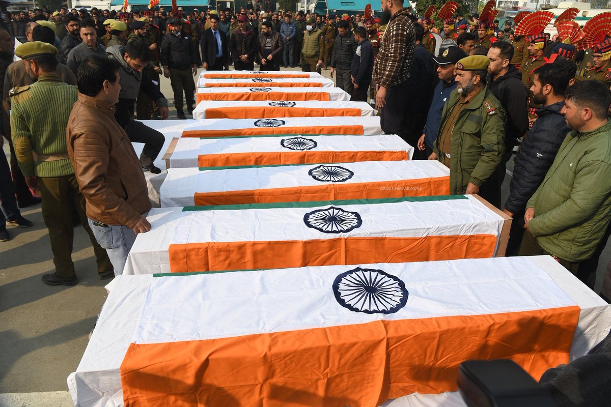 basiitzargar's tweet image. Wreath laying ceremony for the deceased victims of an explosion inside a police station, in Srinagar