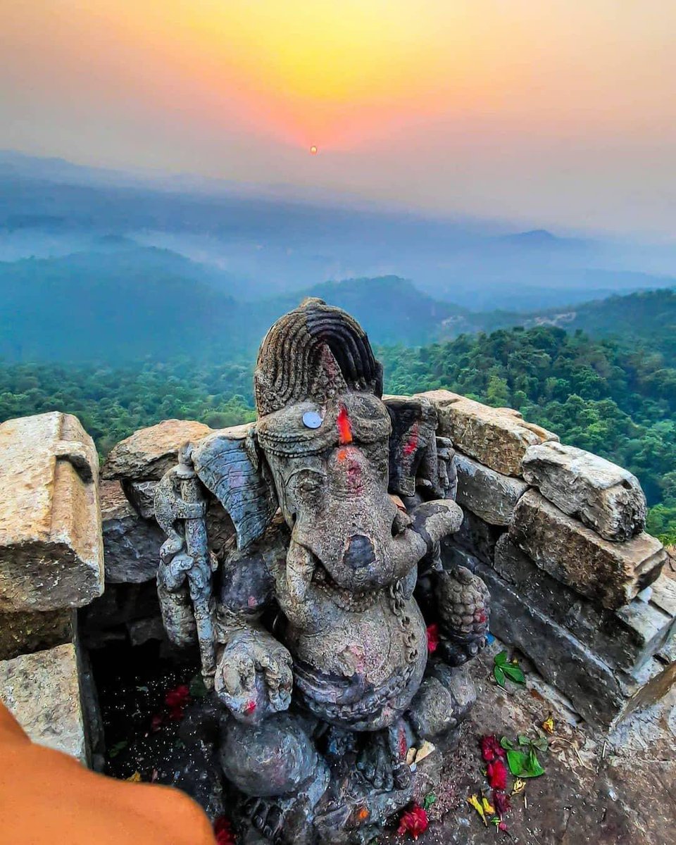 IndiaTales7's tweet image. Around 1000 years old Mysterious  Ganesha shrine located atop a hill in the middle of a dense forest, on a dholkal mountain in Dantewada district of Chhattisgarh.