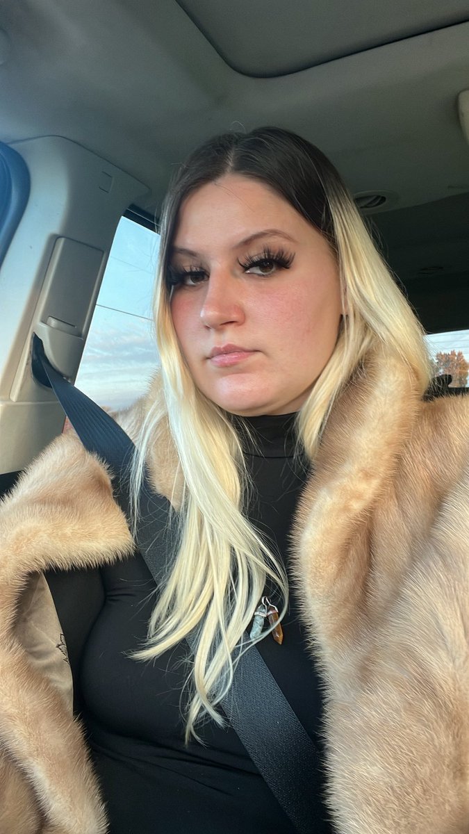 hellsprincess27's tweet photo. Love a good fur and black dress 🤣🔥💙 #pretty #natural https://t.co/wybFmQRYge