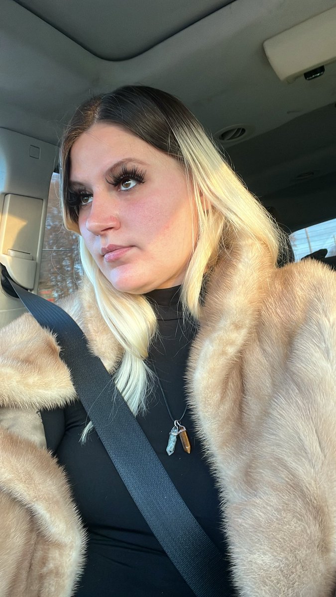 hellsprincess27's tweet photo. Love a good fur and black dress 🤣🔥💙 #pretty #natural https://t.co/wybFmQRYge