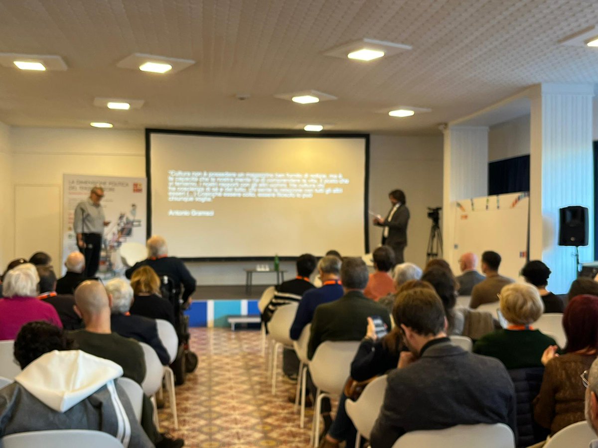 Oggi a Vico Equense, nel percorso #FQTS, il panel “Il muro delle disuguaglianze” ha portato al centro vulnerabilità, diritti e #responsabilitàcivica.

La tre giorni di #formazione continua con gli appuntamenti disponibili in live sul nostro canale YouTube: youtube.com/user/progettof…