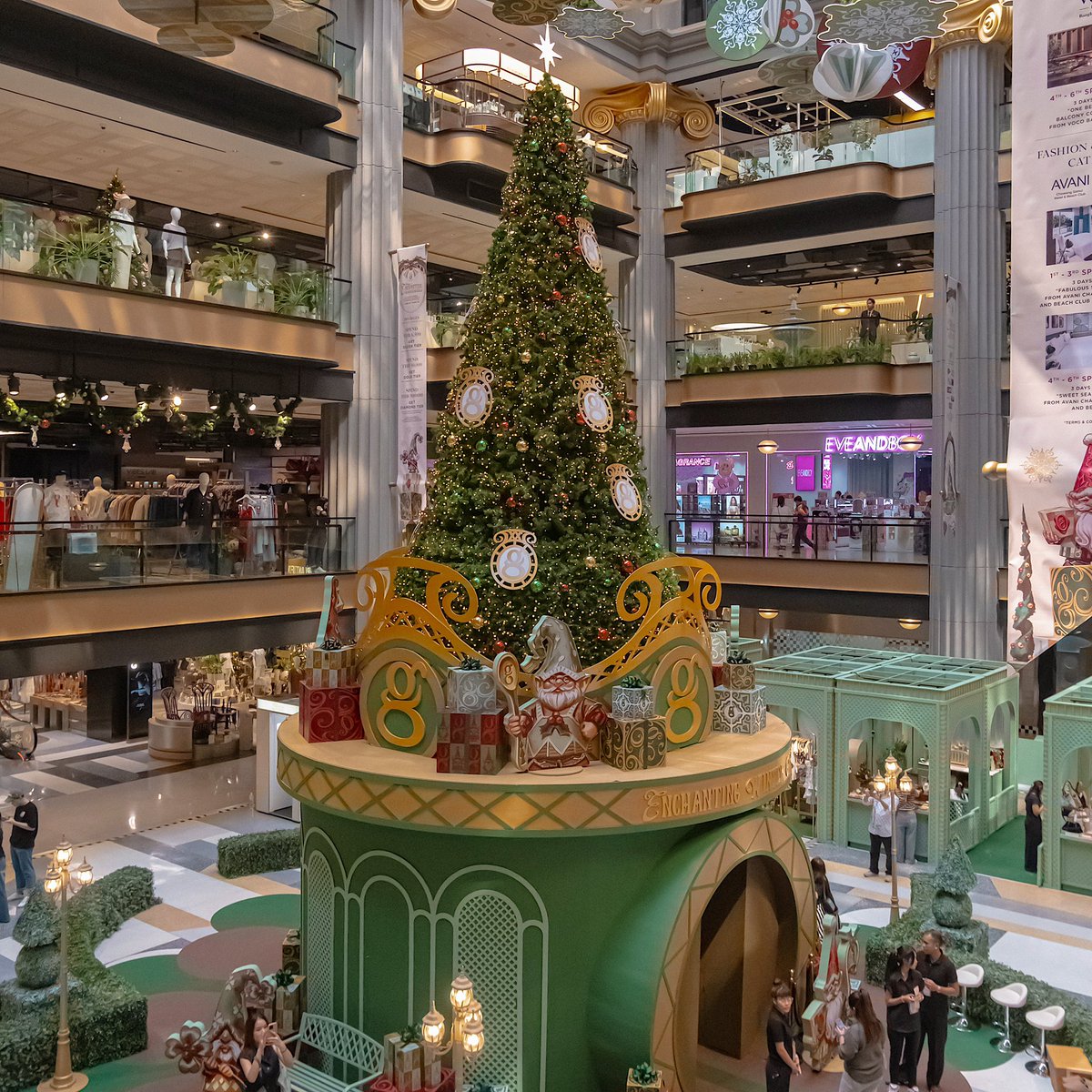 สมการรอคอยจริงๆ กับเทศกาลคริสต์มาสที่ Gaysorn Village รอบนี้มาในธีม The Enchanting Winter Garden 🎠🎄🎁 พบกับต้นคริสต์มาสขนาดใหญ่ที่ตั้งเด่นอยู่ตรงกลางลานชั้น G โดยภายใต้ต้นคริสต์มาส จะเป็นห้องแสดงจอ led ต่างๆ ที่เราสามารถเข้าไปถ่ายรูปเล่นได้