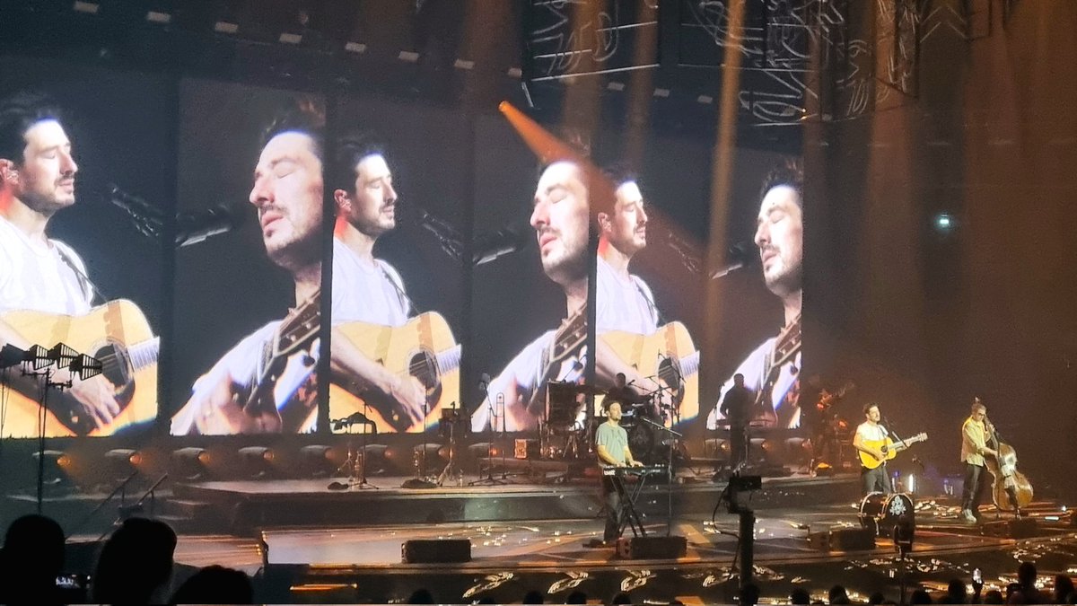 Quelle claque hier soir à Paris pour l'excellent concert de <a href="/MumfordAndSons/">Mumford & Sons</a> !

Ambiance de folie et un groupe au sommet de son art. Comme ils le disent si bien, c'est un "vendredi soir à Paris" !