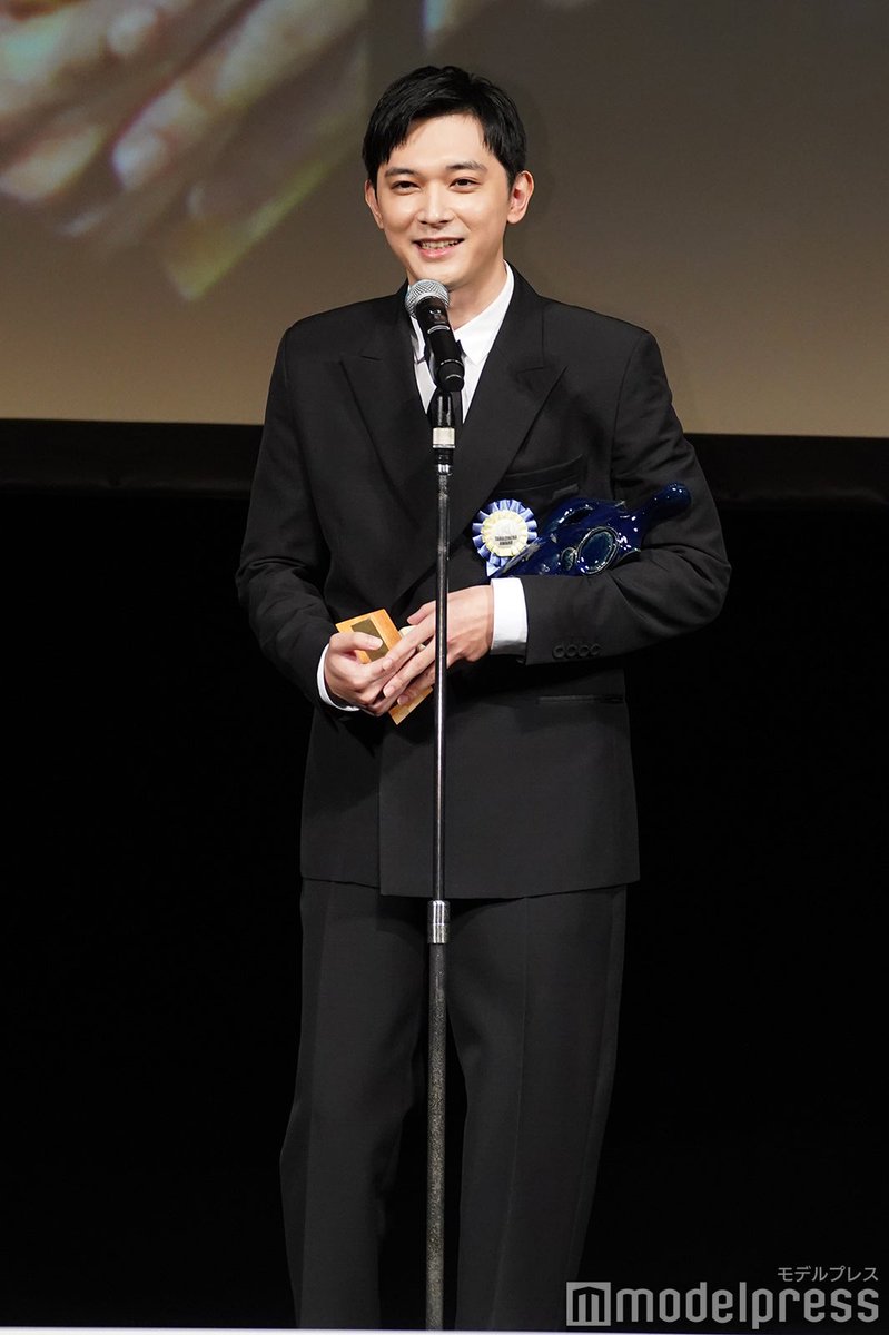 modelpress's tweet photo. 吉沢亮「TAMA映画賞」
初の“2年連続”最優秀男優賞🏆️

「国宝」共演・横浜流星へ感謝も
「励みになりました」

🔻写真・詳細
https://t.co/3uiG3ck6oq

◽「国宝」
◽「ババンババンバンバンパイア」

#吉沢亮 #TAMA映画賞 @ryo_staff https://t.co/9Mhay8tP67