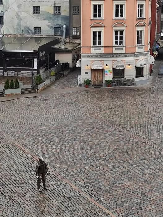 Čuvaks nogulēja krusta karus or smth, tikai tagad atčuhņījās :D