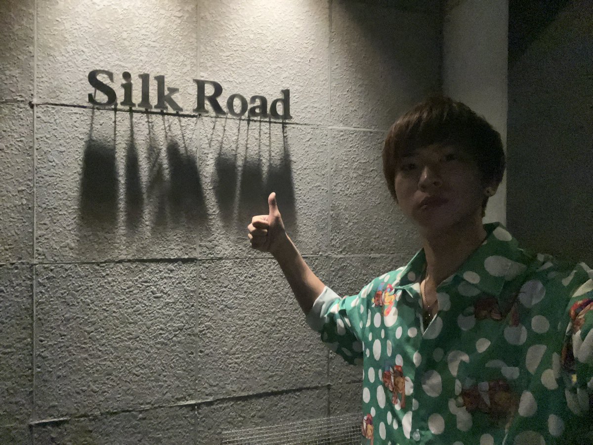 2025.11.13由仁Silk Road１０周年イベント１日目にて🎤
創業４４年、きみえママが受け継ぎ１０年、長い年月の歴史にまた一つ思い出📕
温かい人たちに囲まれて、歌ったのは３０分だったけど楽しみすぎて声枯らしました👍
ありがとうございました！
そして改めて１０周年おめでとうございます🎂