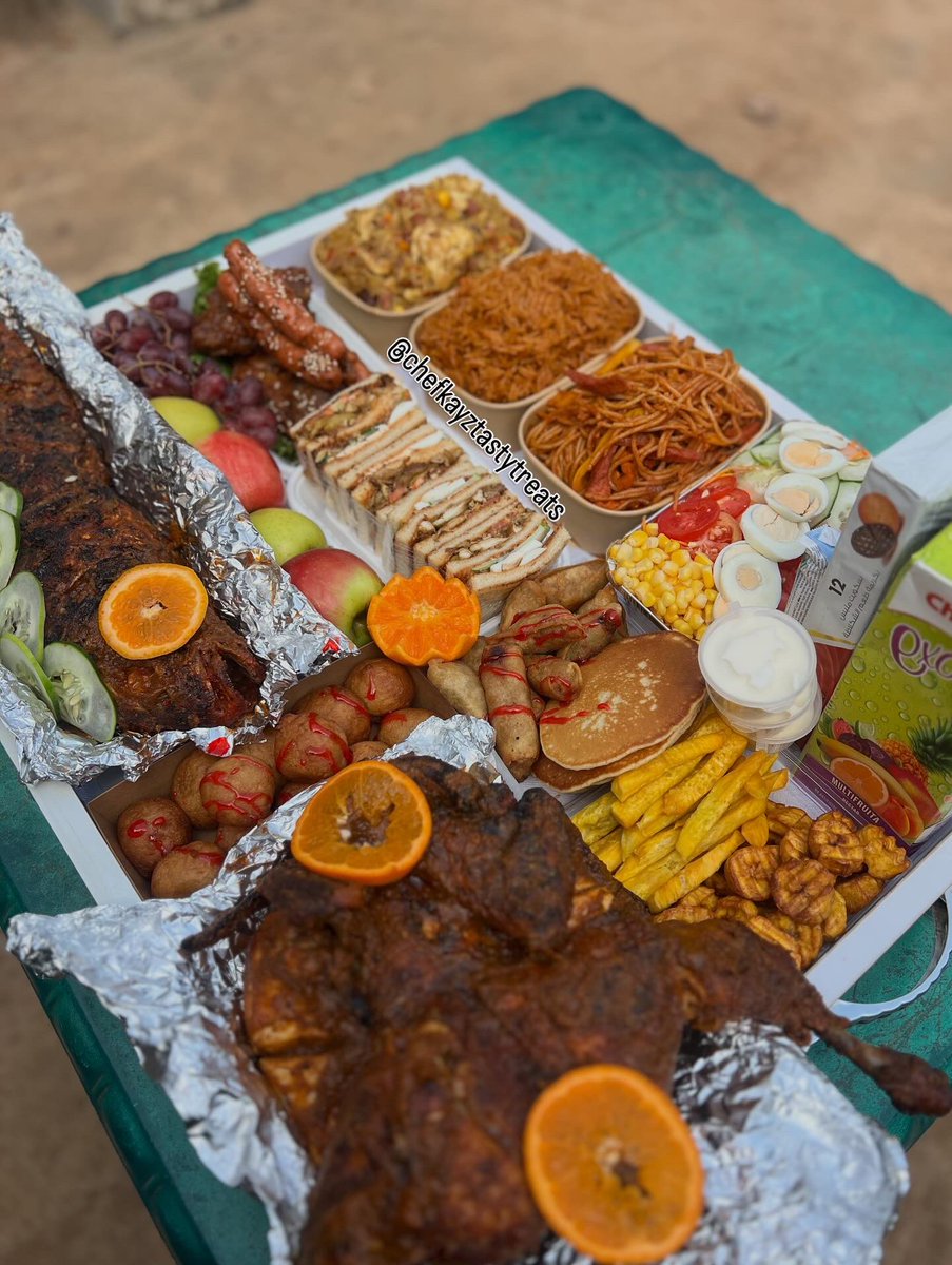 chefkayz's tweet photo. Sent out this huge tray to a beautiful lady within the week and she absolutely loved it😍.
This Odogwu platter is available for 270k.
To place an order, send a dm/whatsapp 08082131532. https://t.co/lDoRX2GXDM