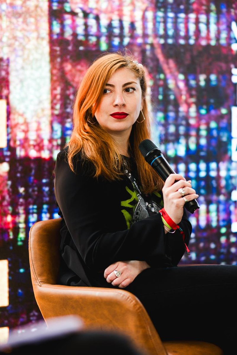 La cisne guerrera <a href="/JaquiAg_/">17 💫</a> nos enseña a aprender sobre Bitcoin en comunidad.

⌛️ 12:10 (🇸🇻)
📍 Sector: Escenario de Librería de Satoshi