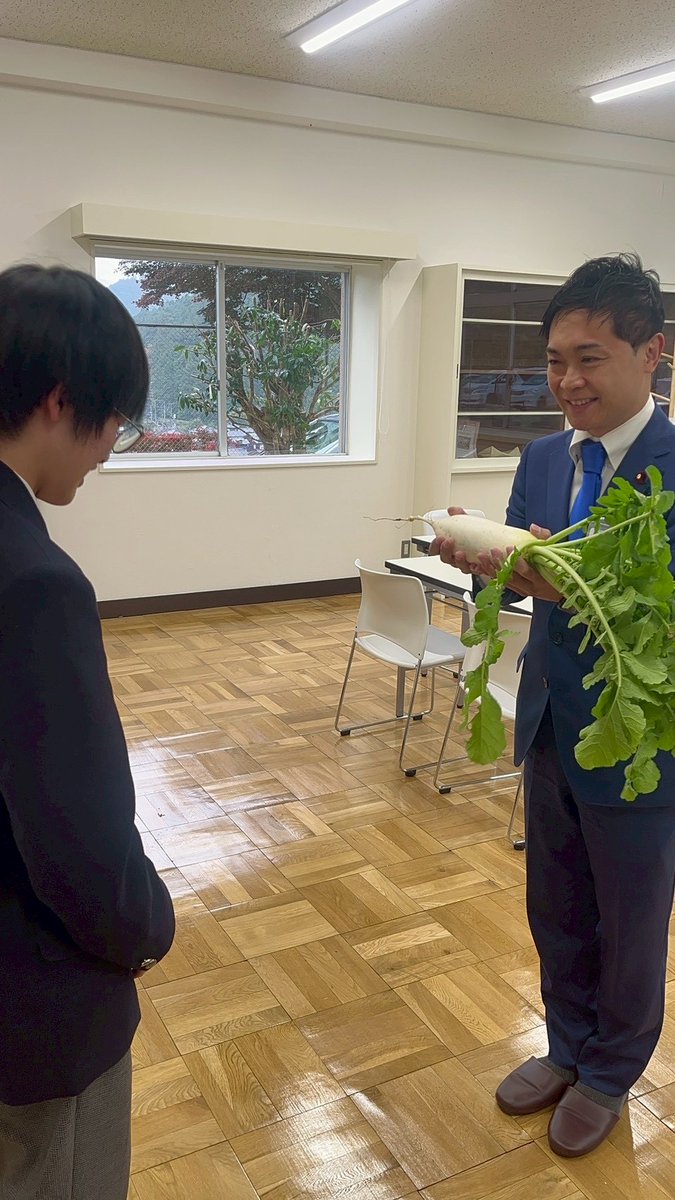 飯能市にある旧東吾野小学校の校舎を活用した通信制高校「わせがく夢育高等学校」（学校法人早稲田学園）の夢育祭に伺いました。
生徒の皆さんが丹精込めて育てた大根も頂戴し、学校の温かな雰囲気を感じることができました。
ありがとうございました。