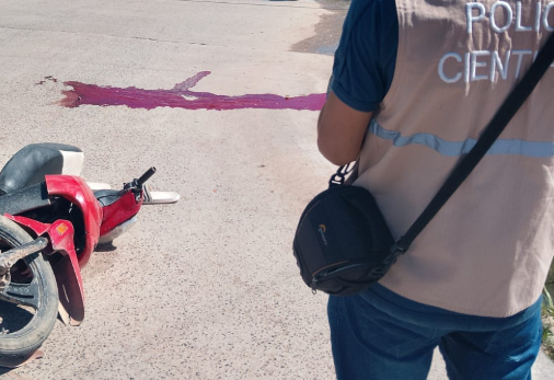 noticiero9ok's tweet image. 🚨 Un hombre de 56 años murió tras un choque entre un Volkswagen Voyage y una moto 110 en la calle 33 y 20 de Presidencia Roque Sáenz Peña. El conductor del auto quedó demorado por orden fiscal mientras avanzan las pericias y el secuestro de los vehículos. #SaenzPeña #Policiales